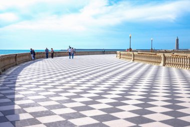 Livorno, İtalya-26,2016 olabilir: insanlar Mascagni Meydanı ve deniz uyanık