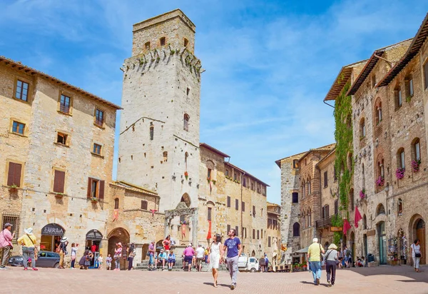 San Giminiano Maggio 2016 Turisti Tra Palazzi Medievali Torri Piazza — Foto Stock