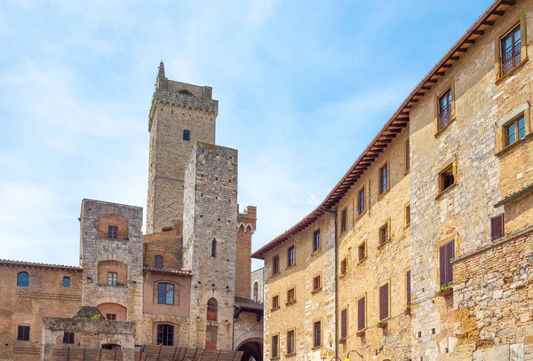 中世の宮殿やチスチルナ広場の塔のサン Giminiano イタリア 2016 ビュー — ストック写真
