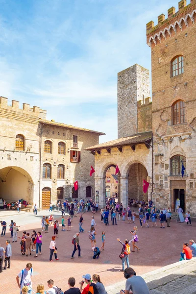 San Giminiano Itálie Květen 2016 Dav Turistů Duomo Square — Stock fotografie