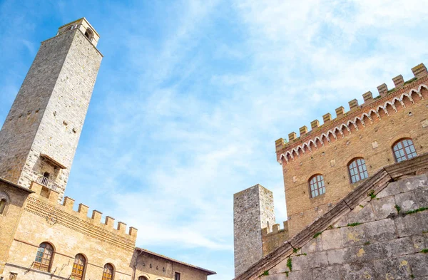 Giminiano イタリア ドゥオーモ広場から見た 旧市街の有名な中世の塔 — ストック写真