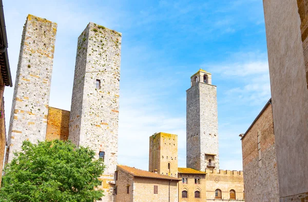 Giminiano イタリア 正方形 デッレ アーブから見た旧市街の有名な中世の塔 — ストック写真