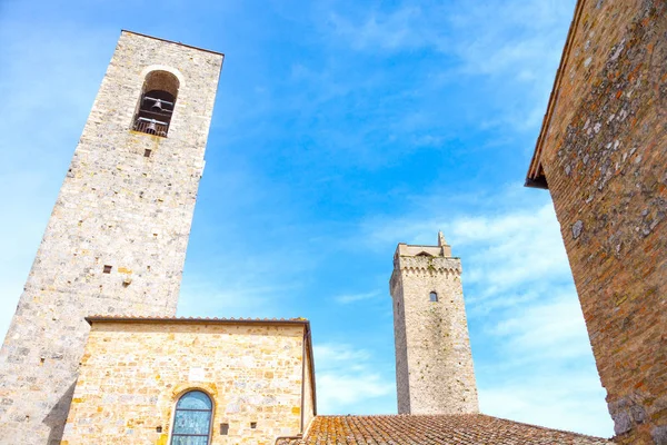 Giminiano イタリア 正方形 デッレ アーブから見た旧市街の有名な中世の塔 — ストック写真