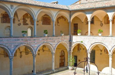 Assisi, İtalya - 21,2009 olabilir: St.Francesco Bazilikası'na cloister