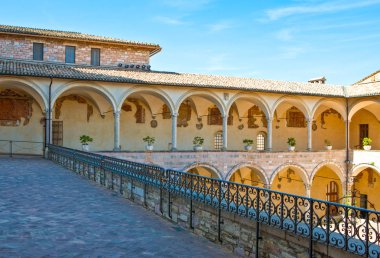 Assisi, İtalya - 21,2009 olabilir: St.Francesco Bazilikası'na cloister