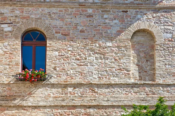 Italië Umbrië Assisi Ramen Van Een Oud Paleis Het Midden — Stockfoto