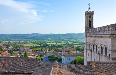 İtalya, Umbria, Gubbio, ön planda Dei Consoli Sarayı ile vadinin görünümü