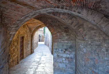 İtalya, Umbria, Gubbio, Galeotti Sokağı'nın ortaçağ mimarisi