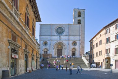 Todi, İtalya - Mayıs 19, 2009: Del Popolo Meydanı, insanlar katedral merdiven üzerinde