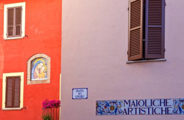 Deruta, Italt - Mayıs 19, 2009: Ülke seramik el sanatları, Derma evleri ve Dei Consoli kare seramik