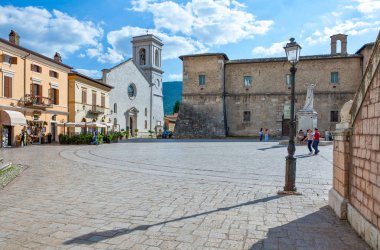 Norcia, İtalya - St. Benedetto kare, S.Maria Argentea Kilisesi ve La Castellina kalenin arka planda 20,2009 kişi olabilir