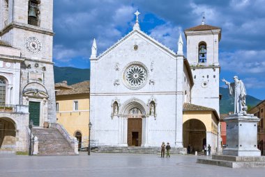 Norcia, İtalya - 20,2009 olabilir: Peole St.Benedetto Bazilikası'nın ve anıt altında