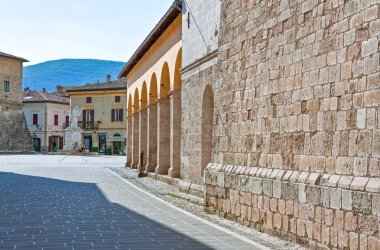Norcia, İtalya - 20,2009 olabilir: St.Benedetto kare anıtın altında gençler