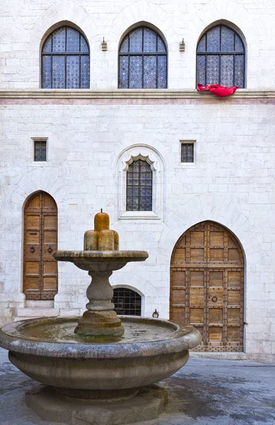 イタリア ウンブリア州グッビオ バルジェロ美術館広場の噴水 — ストック写真