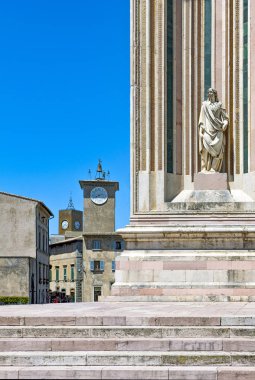 Orvieto, İtalya, bir heykel thw Katedrali yan cephesinde ve arka planda Del Maurizio ve Del Moro saat kuleleri