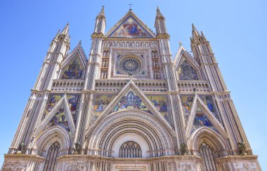 İtalya, Umbria, Orvieto, Katedral ve cephe yukarı doğru görünümü