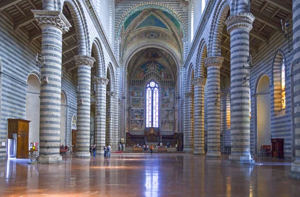 Orvieto Italia Mayo 2009 Visirors Nave Cathedral — Foto de Stock