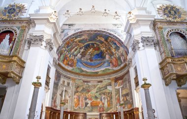 Spoleto, İtalya - 20 Mayıs 2009: Filippo Lippi tarafından fresklerle Caathedral iç