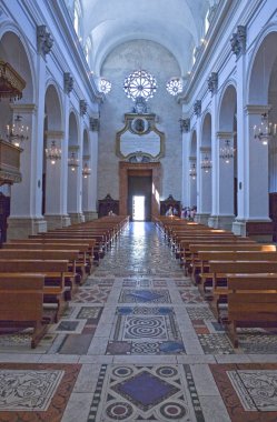 Spoleto, İtalya - 20 Mayıs 2009: Mermer mozaik döşeme ile Caathedral NEF