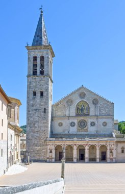 İtalya, Umbria, Spoleto, görüntülemek Katedrali cephe ve çan kulesi
