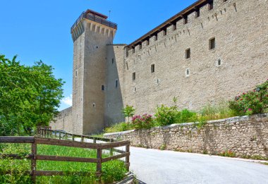 Spoleto, İtalya - Mayıs 20, 2009: Albornoziana kale görünümünü