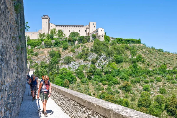 Spoleto Italia Mayo 2009 Turistas Caminando Por Puente Delle Torri —  Fotos de Stock