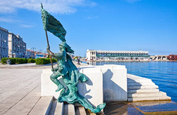 Trieste Italia Agosto 2010 Riva Caduti Italia Frente Mar Monumento — Foto de Stock