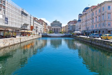 Trieste, İtalya - 8 Ağustos 2010: Gran Canale sokak mimarileri ve açık hava bar ve restoran od
