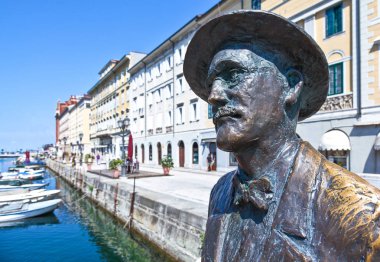Trieste, İtalya - 8 Ağustos 2010: James Joyce anıt Canal Grande sokakta