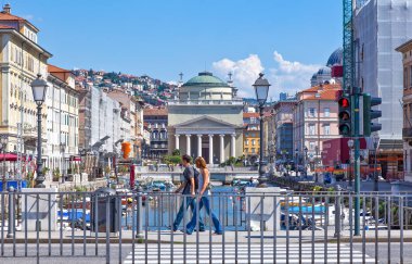 Trieste, İtalya - 8 Ağustos 2010: Canal Grande ile arka plan aziz Antonio Taumaturgo kilisede görünümünü