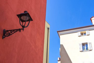 İtalya, Trieste, Citta Vecchia mahallesinin renkli mimarileri