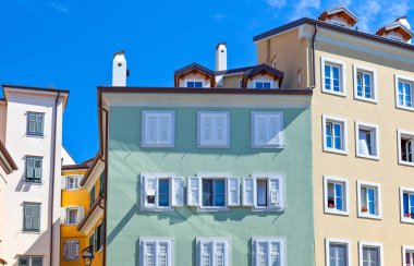 İtalya, Trieste, Citta Vecchia mahallesinin renkli mimarileri