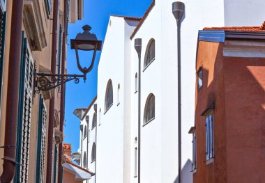 İtalya, Trieste, Citta Vecchia mahallesinin renkli mimarileri