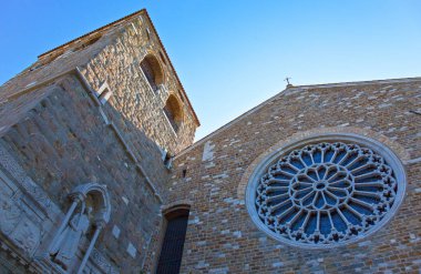 İtalya, Trieste, yukarı doğru görünümünü San Giusto Katedrali cephe ve çan kulesi