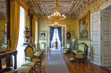 Trieste, İtalya - 9 Ağustos 2010: Rivoltella Baron Sarayı koridorlarda klasik sanat eserleri