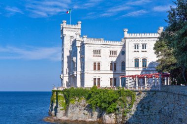 Trieste, İtalya - 10 Ağustos 2010: Görünüm Miramare kale deniz üzerinde
