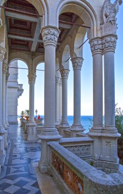 Trieste, İtalya - 10 Ağustos 2010: Miramare kale deniz üzerinde Architecturals ayrıntılarını