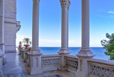 Trieste, İtalya - 10 Ağustos 2010: Miramare kale deniz üzerinde Architecturals ayrıntılarını