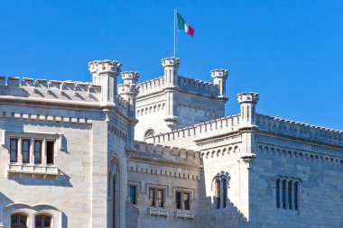 Trieste, İtalya - 10 Ağustos 2010: Miramare kale deniz üzerinde Architecturals ayrıntılarını