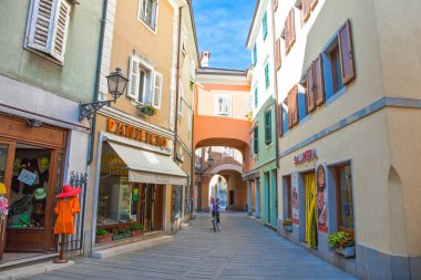 Trieste, İtalya - 10 Ağustos 2010: Muggia district, insanlar ve mağazaları eski şehir