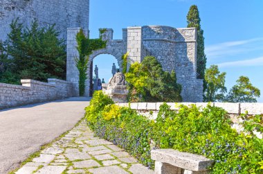 Trieste, İtalya - 11 Ağustos 2010: Duino kale duvarları görünümünü