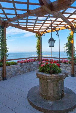 Trieste, İtalya - 11 Ağustos 2010: Görünüm Duino kale terasından denizin üzerinde