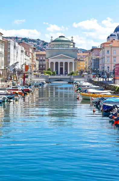 Trieste Italia Agosto 2010 Vista Del Canal Grande Con Iglesia —  Fotos de Stock