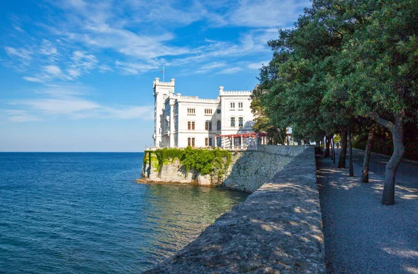 Trieste Italia Agosto 2010 Vista Del Castillo Miramare Primera Línea —  Fotos de Stock