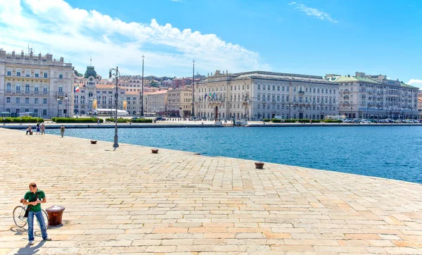Trieste, İtalya - 10 Ağustos 2010: Caduti başına İtalya sahil görülen şehir merkezi