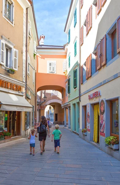 Trieste Agosto 2010 Quartiere Muggia Persone Negozi Nel Centro Storico — Foto Stock