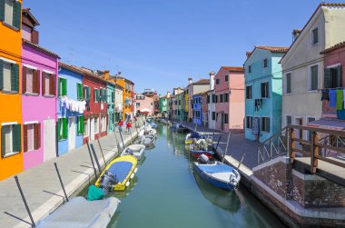 Burano, İtalya - 26 Nisan 2008: Tipik renkli evler kanalı'nın kıyısında