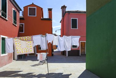 Avrupa, İtalya, Venetia, Burano adası tipik renkli evlerin arasında kuru yaymak Çamaşırhane