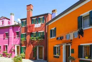 Avrupa, İtalya, Venetia, Burano Adası renkli tipik evlerin kuru yaymak Çamaşırhane