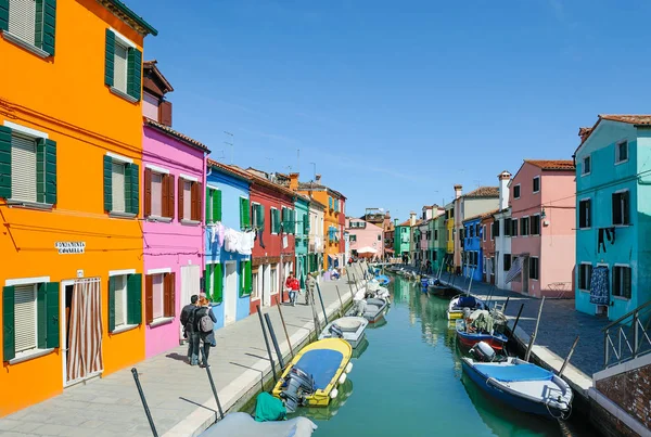 Burano Itália Abril 2008 Típicas Casas Coloridas Nas Margens Canal — Fotografia de Stock